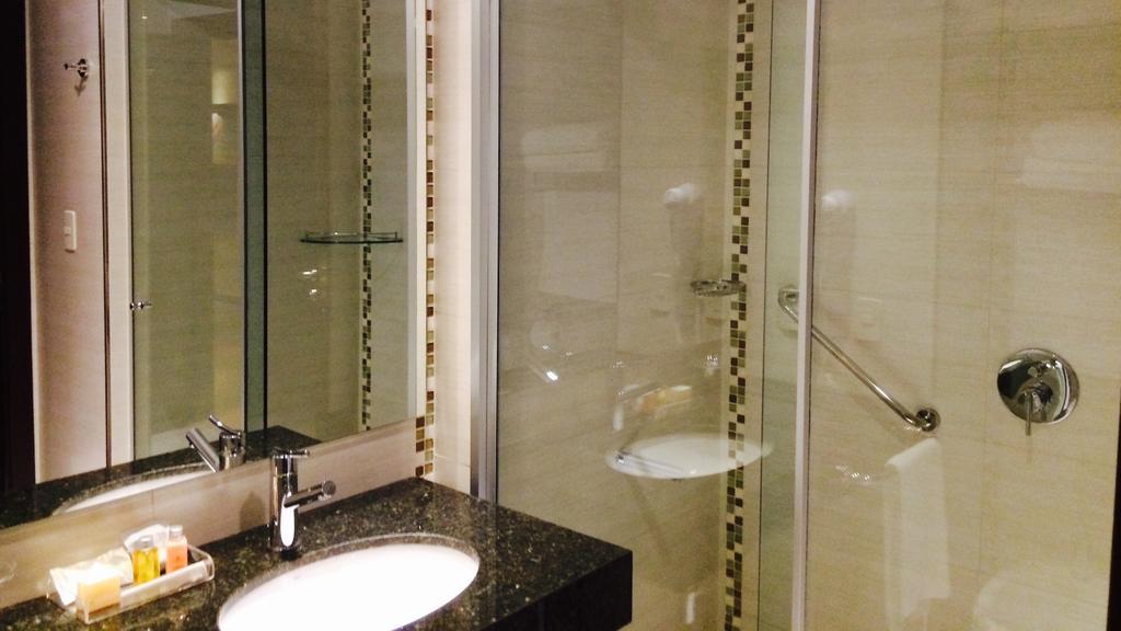 Carnaval Hotel Casino Encarnación Pokoj fotografie A shower door