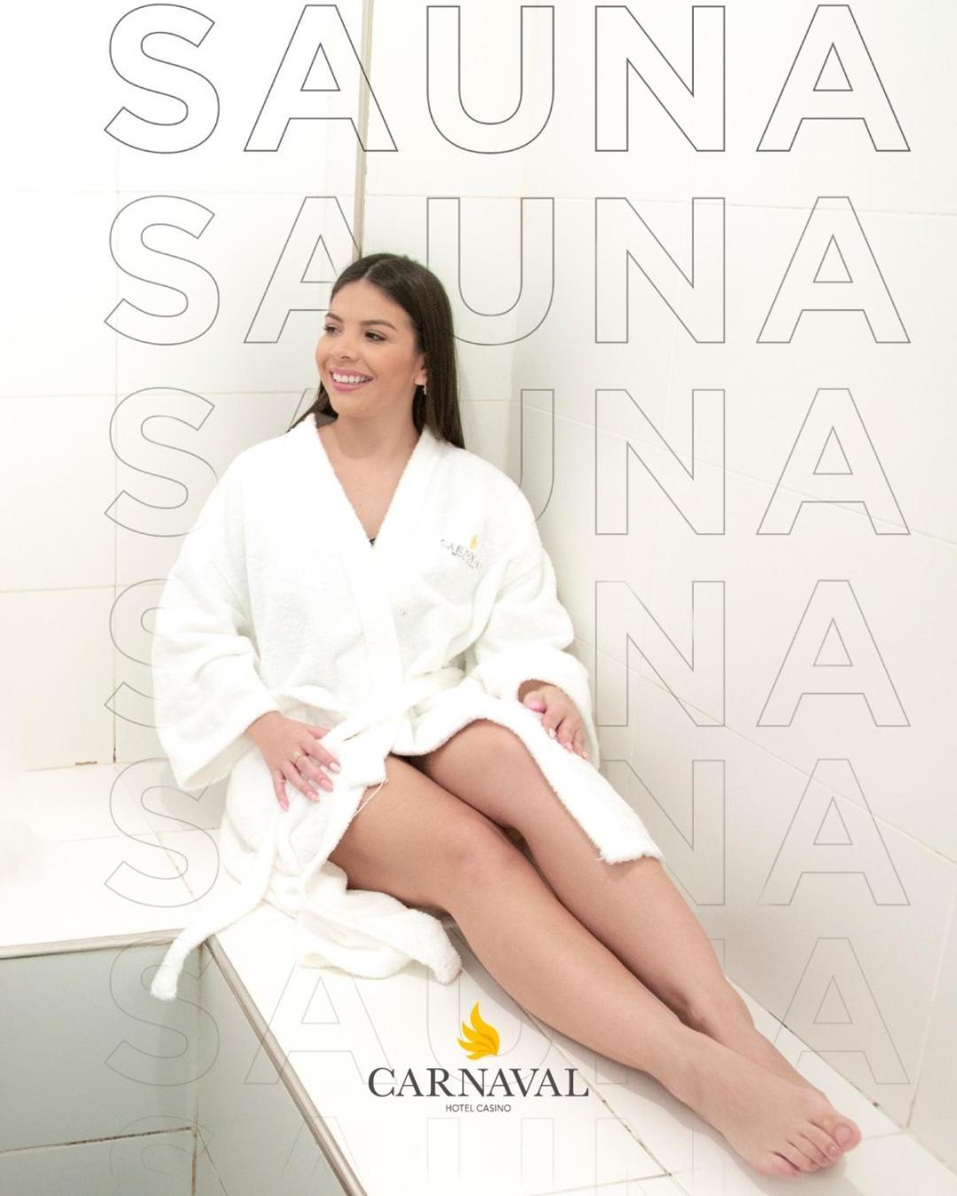 Carnaval Hotel Casino Encarnación Exteriér fotografie A woman wearing a bathrobe