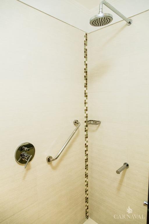 Carnaval Hotel Casino Encarnación Exteriér fotografie A shower rail