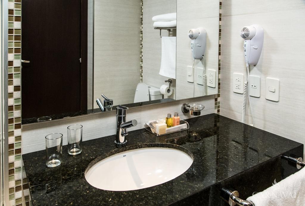 Carnaval Hotel Casino Encarnación Exteriér fotografie Bathroom