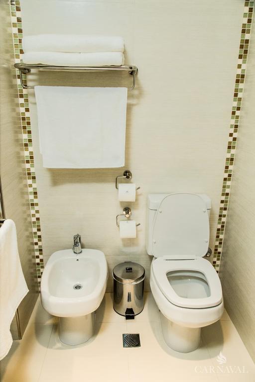 Carnaval Hotel Casino Encarnación Exteriér fotografie A bidet and toilet in a modern bathroom