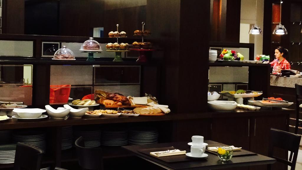 Carnaval Hotel Casino Encarnación Exteriér fotografie A buffet at a hotel