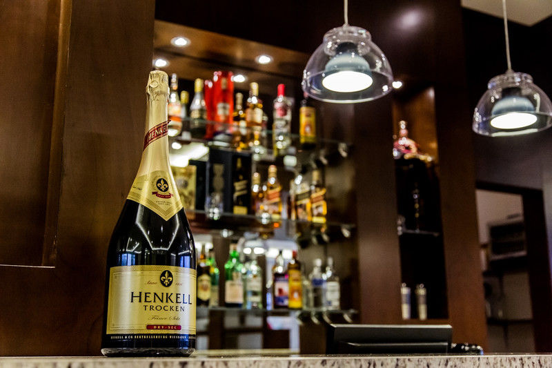 Carnaval Hotel Casino Encarnación Exteriér fotografie Henkel's Bar