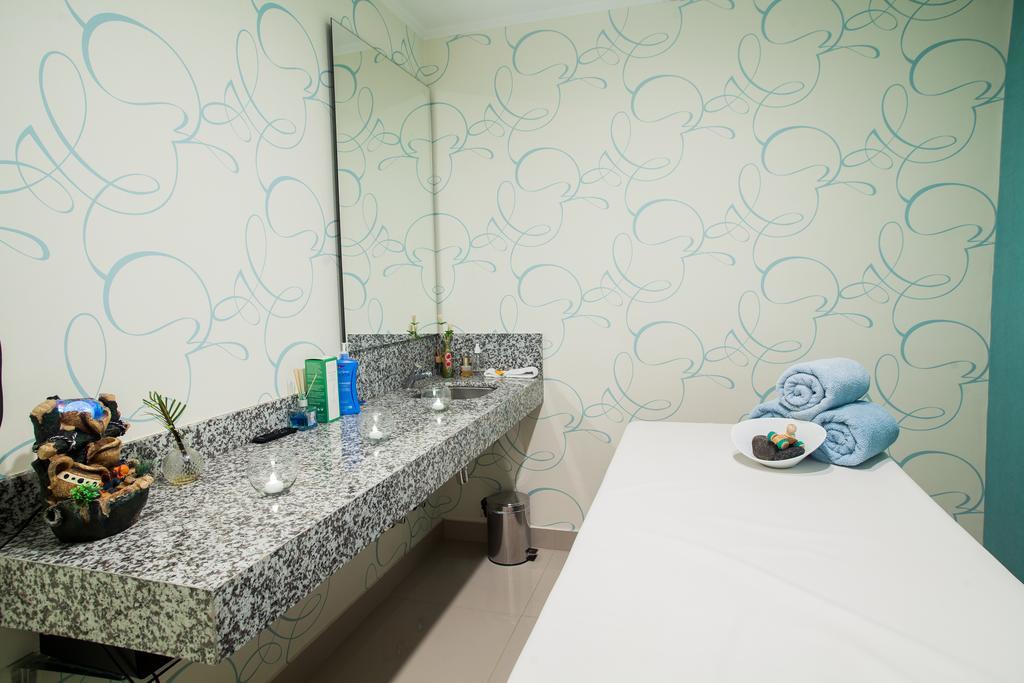 Carnaval Hotel Casino Encarnación Exteriér fotografie A treatment room at a spa