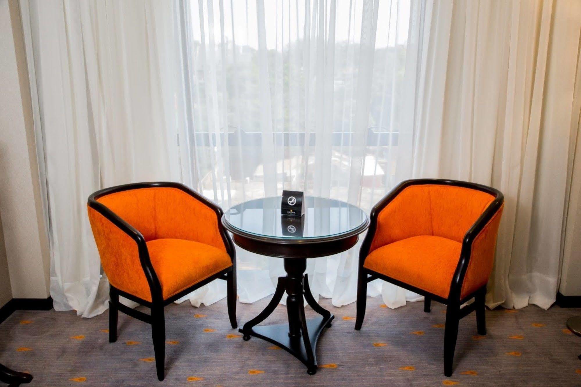 Carnaval Hotel Casino Encarnación Exteriér fotografie A pair of club chairs
