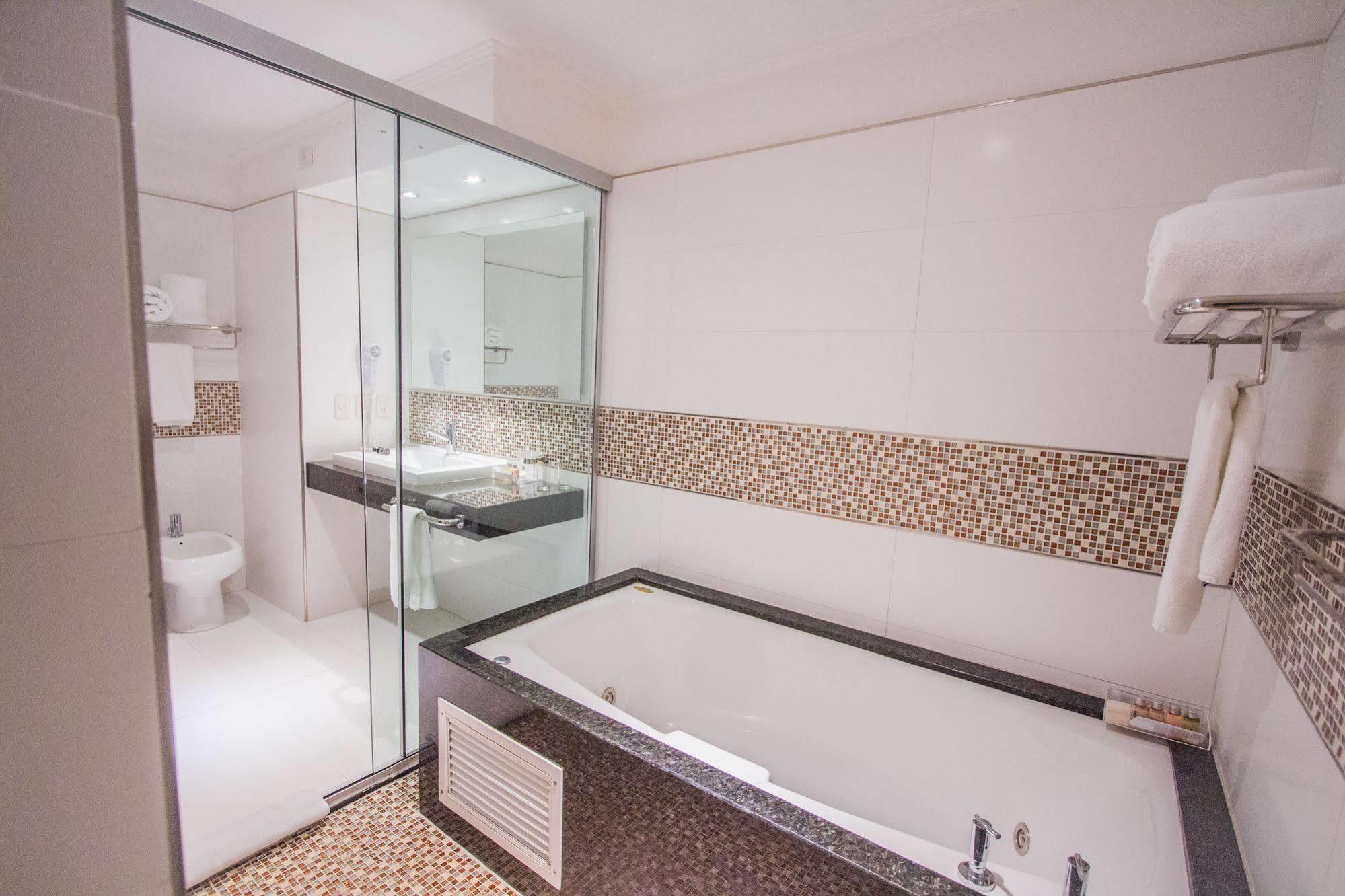 Carnaval Hotel Casino Encarnación Exteriér fotografie A modern bathroom
