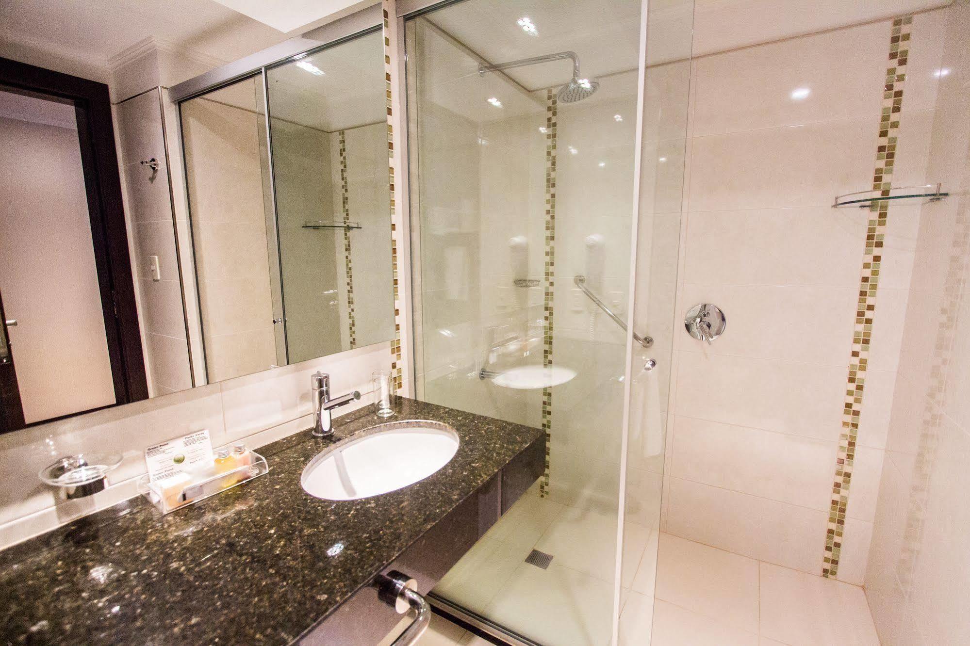 Carnaval Hotel Casino Encarnación Exteriér fotografie A shower cubicle