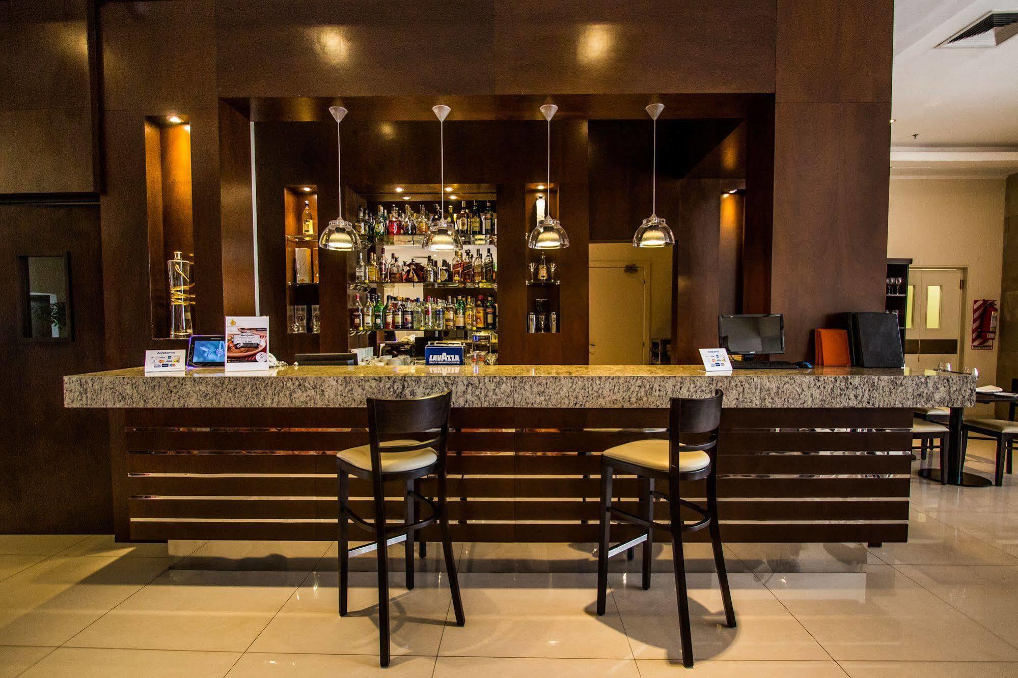 Carnaval Hotel Casino Encarnación Exteriér fotografie A bar in a hotel