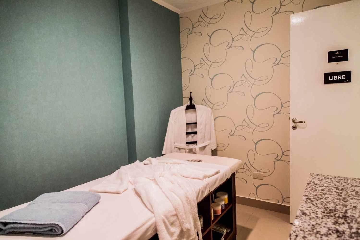 Carnaval Hotel Casino Encarnación Exteriér fotografie A treatment room at a spa