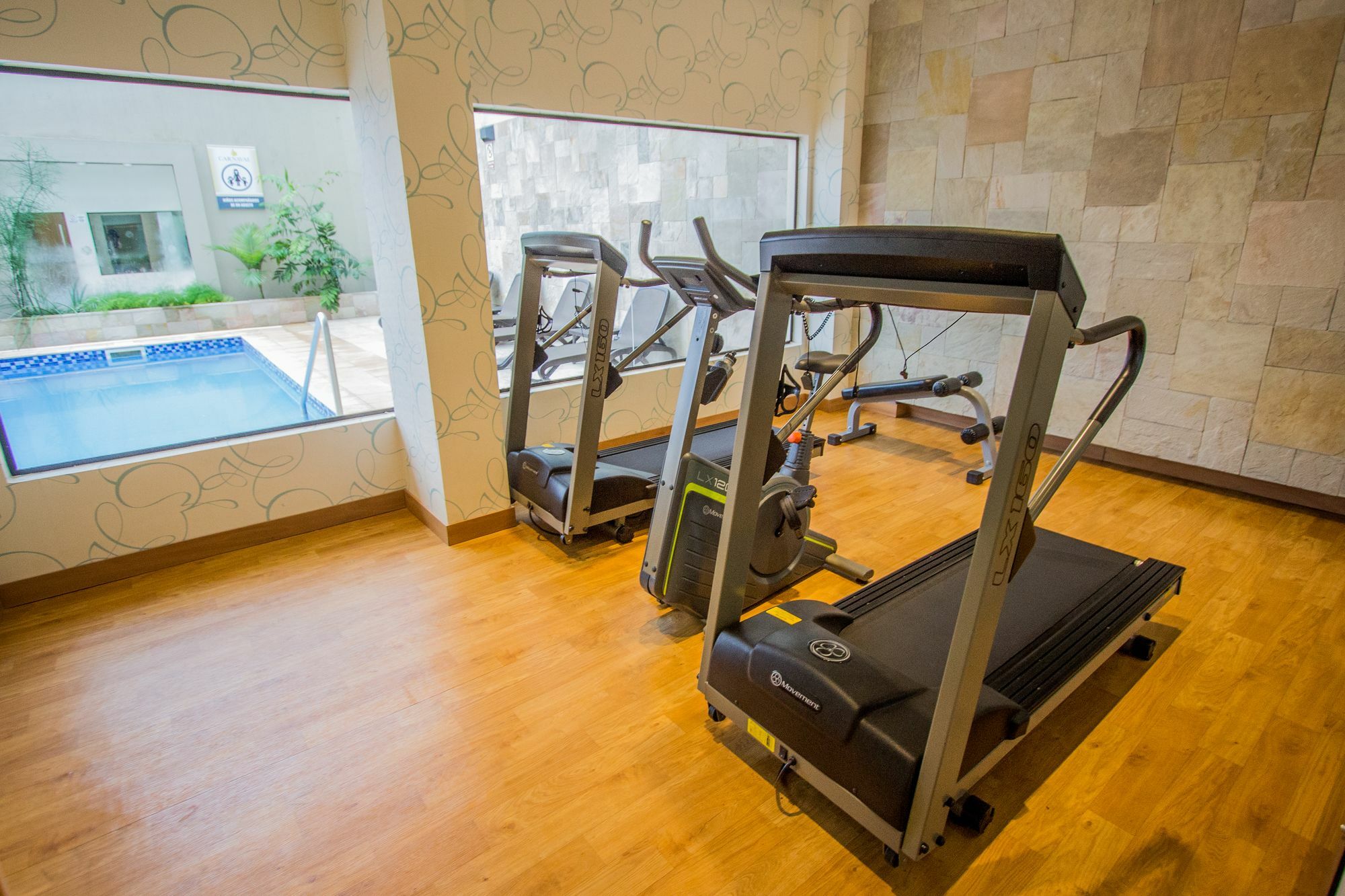 Carnaval Hotel Casino Encarnación Exteriér fotografie Treadmills in a gym